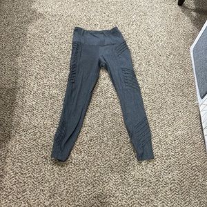 Gray textured leggings small